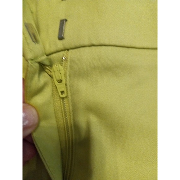 New York and Company Womans Bright Yellow Dress Shorts Size‎ 6 Pockets - Picture 8 of 11